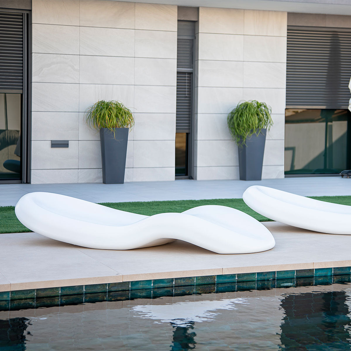Metro Outdoor Chaise Lounger
